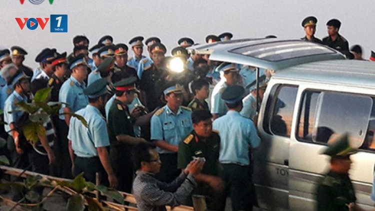 Thi thể Thượng tá Trần Quang Khải, phi công SU30-MK2 cập cảng Hải đội 2, Bộ đội Biên phòng Nghệ An trong niềm tiếc thương vô hạn của đồng chí, đồng đội và người dân. (Thời sự trưa 18/6/2016)
