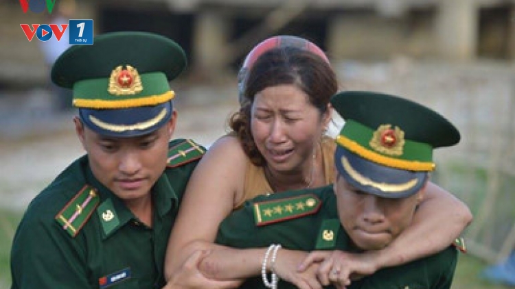 Các lực lượng cứu hộ đã tìm thấy thi thể 3 nạn nhân mất tích trong vụ chìm tàu xảy ra vào tối qua trên sông Hàn, thành phố Đà Nẵng (Thời sự đêm 5/6/2016)