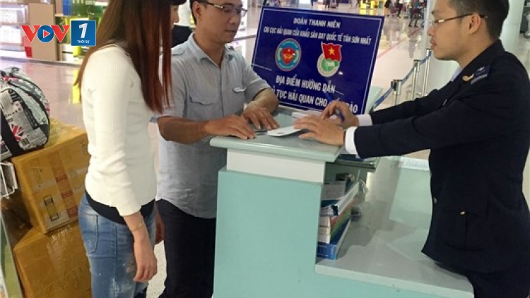 Chi cục Hải quan cửa khẩu sân bay quốc tế Tân Sơn Nhất triển khai Đường dây nóng tiếp nhận các phản hồi của người dân. (Thời sự trưa 16/7/2016)
