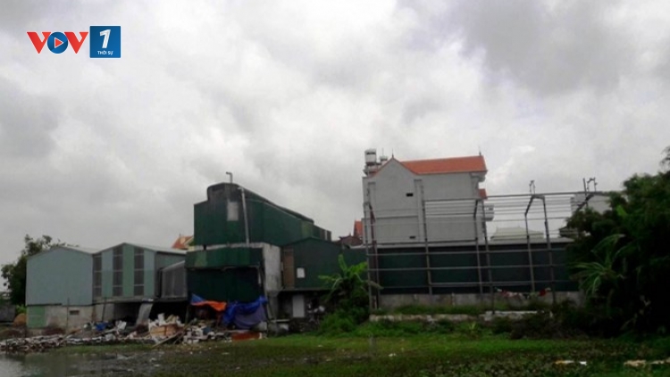 Tình trạng xây dựng nhà xưởng trái phép trên đất nông nghiệp ở huyện Quốc Oai, Hà Nội. (6/7/2016)