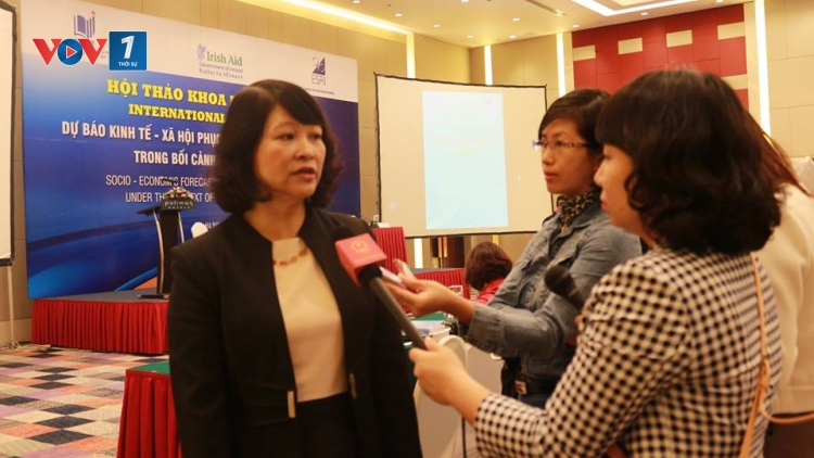 Phỏng vấn bà Mai Thị Thu - Giám đốc Trung tâm thông tin và Dự báo kinh tế-xã hội, Bộ kế hoạch đầu tư về dự báo kinh tế xã hội 6 tháng cuối năm. (2/7/2016)