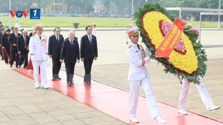 Nhân kỷ niệm 69 năm Ngày Thương binh liệt sỹ, sáng nay Lãnh đạo Đảng, Nhà nước tưởng niệm các Anh hùng liệt sỹ và vào Lăng viếng Chủ tịch Hồ Chí Minh. (Thời sự trưa 27/7/2016)