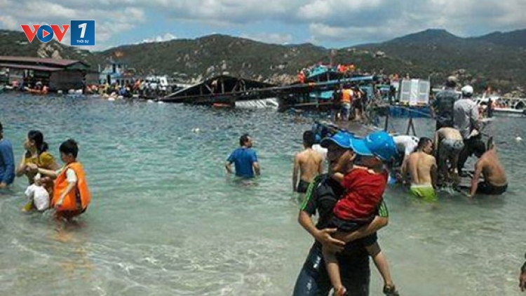 Hơn 300 du khách đã bị rơi xuống vịnh và 2 người tử vong trong vụ sập nhà hàng nổi ở Ninh Thuận. (Thời sự chiều 23/7/2016)