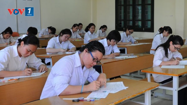 Thí sinh trên cả nước bước vào ngày thi thứ 2, Kỳ thi Trung học phổ thông quốc gia 2016 với hai môn Ngữ văn và Vật lý. (Thời sự trưa 2/7/2016)
