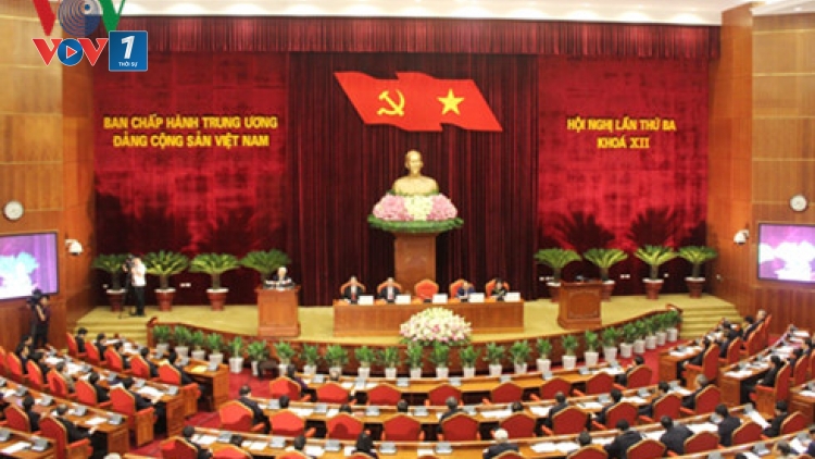 Hội nghị lần thứ ba Ban Chấp hành Trung ương Đảng khóa 12 khai mạc sáng nay tại Hà Nội, thảo luận và quyết định nhiều vấn đề quan trọng, trong đó có việc giới thiệu nhân sự cấp cao các cơ quan Nhà nước để Quốc hội khóa mới bầu hoặc phê chuẩn theo quy định của pháp luật (Thời sự chiều 4/7/2016)