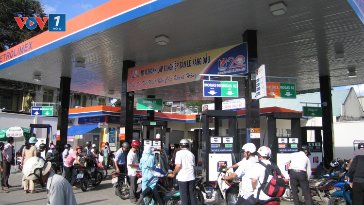 Trong kỳ điều chỉnh giá xăng dầu vào ngày hôm nay, giá xăng có thể giảm nhẹ hoặc giữ nguyên. (Thời sự trưa 05/7/2016)
