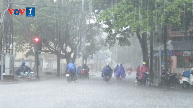 Thời tiết nguy hiểm bao trùm các vùng biển, Bắc Bộ và Bắc Trung Bộ có mưa lớn trên diện rộng.(Thời sự trưa 17/8/2016)