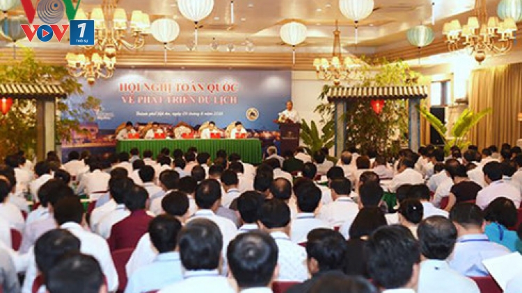 Thủ tướng Nguyễn Xuân Phúc yêu cầu các đại biểu không bàn đến thành tích mà đánh giá những bất cập, khó khăn từ đó xác định giải pháp rõ và cụ thể hơn để phát triển ngành du lịch, đưa du lịch thành ngành kinh tế mũi nhọn (Thời sự trưa 9/8/2016)