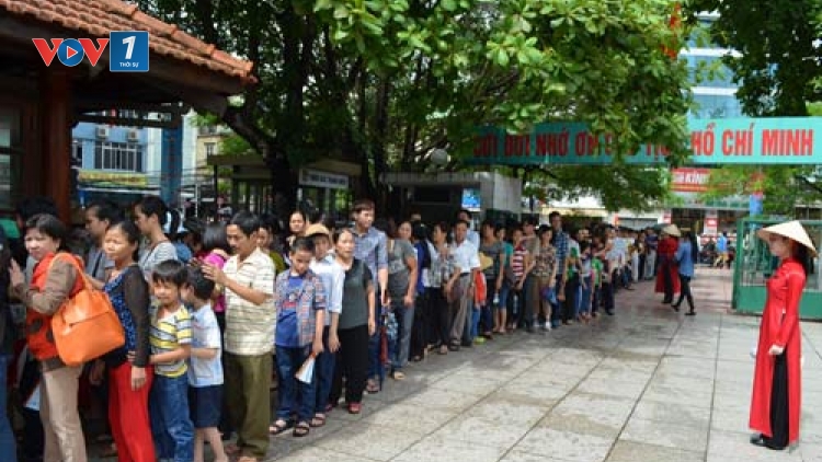 Hàng nghìn người xếp hàng vào Lăng viếng Bác trong ngày Tết Độc lập (Thời sự trưa 02/9/2016)