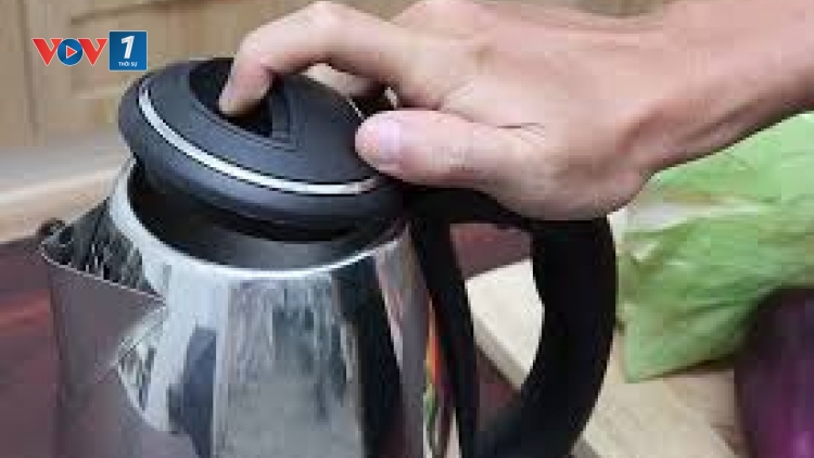 Người tiêu dùng thận trọng khi sử dụng ấm siêu tốc (12/9/2016)