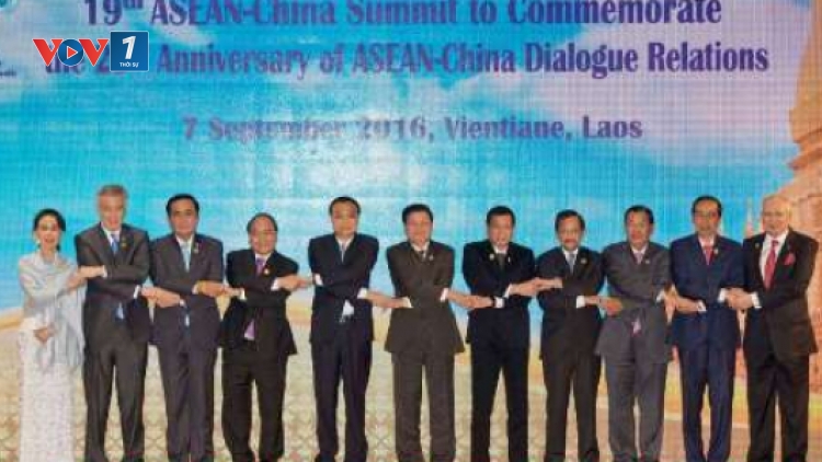 Tại Hội nghị Cấp cao ASEAN-Trung Quốc lần thứ 19, các nhà Lãnh đạo đã thông qua Tuyên bố chung về áp dụng Bộ Quy tắc ứng xử để tránh va chạm bất ngờ trên biển ở Biển Đông. (Thời sự chiều 07/9/2016)