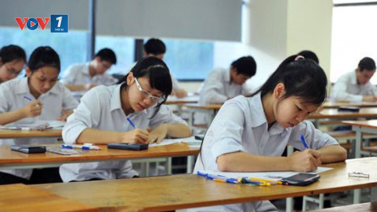 Bộ Giáo dục và Đào tạo công bố phương án tổ chức kỳ thi Trung học phổ thông quốc gia năm 2017 không khác nhiều so với bản dự thảo khi môn Toán vẫn được quyết định thi theo hình thức trắc nghiệm (Thời sự chiều 28/9/2016)