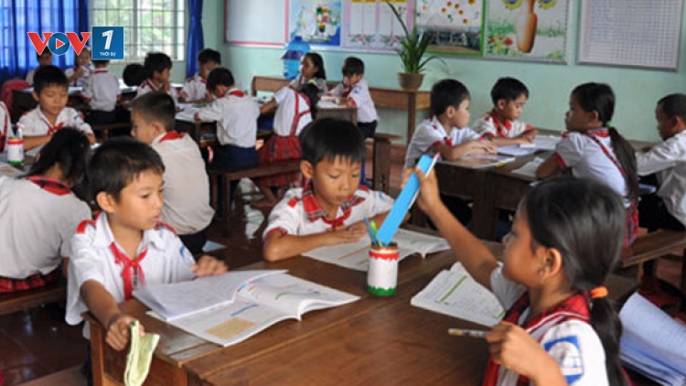 Lạm thu đầu năm học mới vẫn tiếp diễn dù Bộ Giáo dục và Đào tạo đã cấm. Tại thành phố Hồ Chí Minh, có trường yêu cầu phụ huynh nộp tiền cả chục khoản đóng góp (Thời sự trưa 10/9/2016)