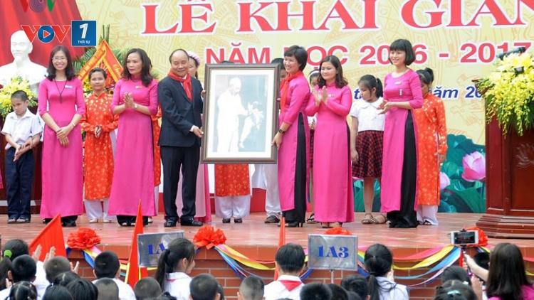 Sáng nay, hơn 22 triệu học sinh, sinh viên trên cả nước tựu trường dự Lễ khai giảng năm học mới 2016 - 2017. Lãnh đạo Đảng nhà nước cùng tham dự khai giảng chung vui với các em học sinh tại một số trường học tiêu biểu (Thời sự trưa 5/9/2016)