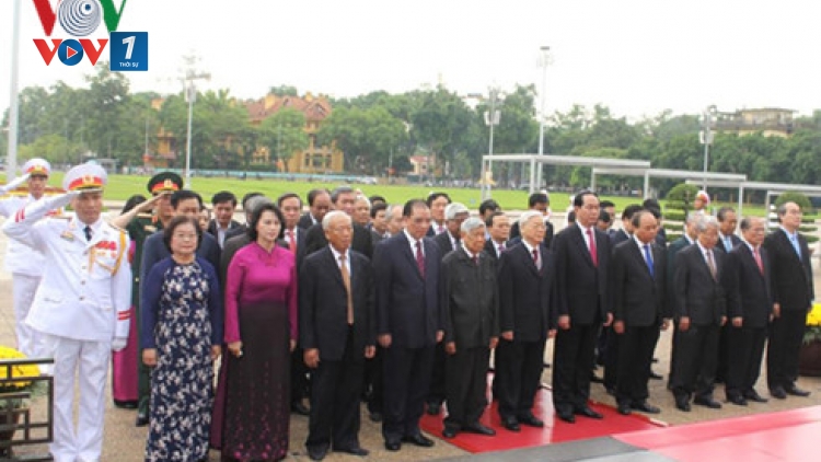 Lãnh đạo Đảng, Nhà nước vào lăng viếng Chủ tịch Hồ Chí Minh và tưởng niệm các Anh hùng liệt sỹ nhân kỷ niệm 71 năm Cách mạng tháng Tám và Quốc khánh 2/9 (Thời sự trưa 1/9/2016)