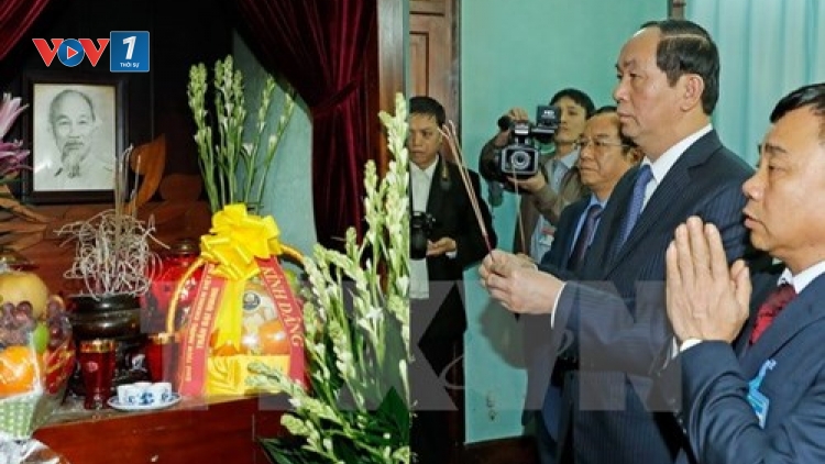 Sáng nay, Chủ tịch nước Trần Đại Quang đã đến Khu di tích Chủ tịch Hồ Chí Minh dâng hương tưởng nhớ Bác Hồ (Thời sự trưa 27/1/2017)