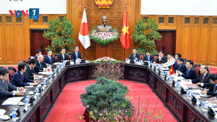 Thủ tướng Nguyễn Xuân Phúc đón và hội đàm với Thủ tướng Nhật Bản Shinzo Abe đang có chuyến thăm chính thức Việt Nam. Hai nhà lãnh đạo khẳng định tiếp tục tăng cường sự tin cậy chính trị, coi trọng quan hệ Đối tác chiến lược sâu rộng của hai nước (Thời sự chiều 16/1/2017)