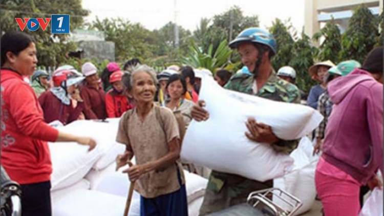 Bộ Lao động Thương binh và Xã hội yêu cầu các địa phương phải hỗ trợ gạo cứu đói cho người dân xong trước ngày 25 tháng Chạp (Thời sự đêm 6/1/2017)