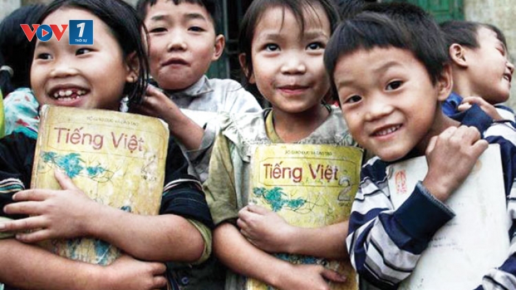 Thầy giáo mang quân hàm xanh Trần Bình Phục: Người tâm huyết với lớp học miễn phí giành cho trẻ em nghèo trên đảo Hòn Chuối (23/01/2017)
