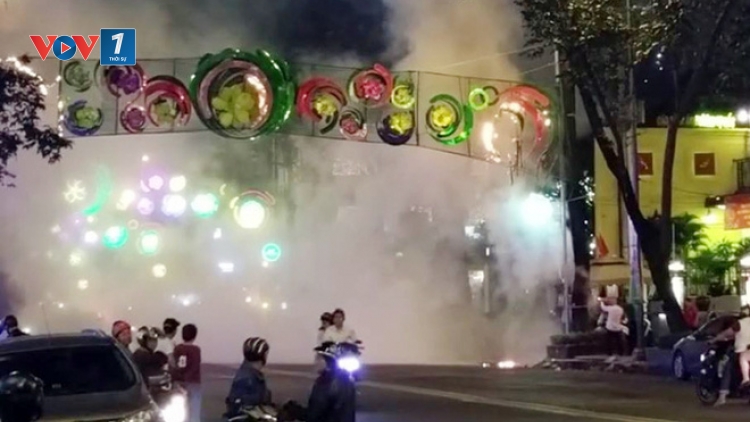 Cháy dàn đèn trang trí ở trung tâm thành phố Hồ Chí Minh dấy lên nỗi lo về nguy cơ mất an toàn từ các đồ trang trí trên tuyến phố các thành phố lớn trong dịp Tết (Thời sự trưa 16/1/2017)