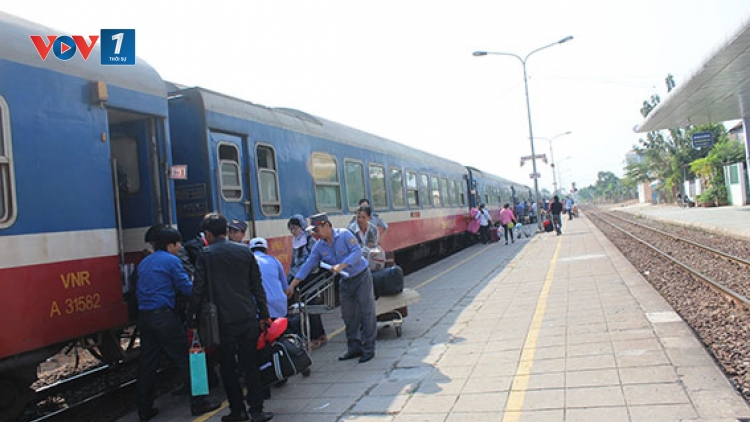 Chưa đầy 2 tuần nữa là đến Tết Nguyên Đán nhưng vẫn còn khoảng 50 nghìn vé tàu tết Bắc – Nam các loại tàu, loại chỗ chưa được bán. (Thời sự trưa 15/01/2017)