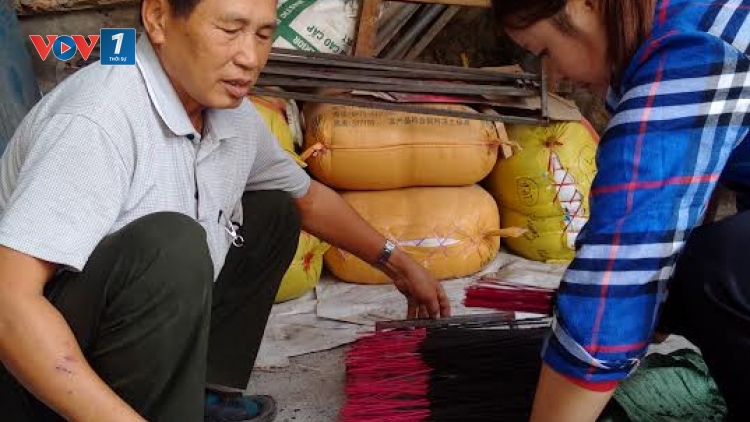 Người lưu giữ nghề làm hương truyền thống (25/01/2017)