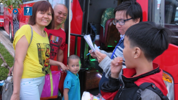 Sáng nay tại thành phố Hồ Chí Minh hơn 2.000 công nhân đã về quê đón Tết trên những chuyến xe miễn phí. (Thời sự chiều 22/01/2017)