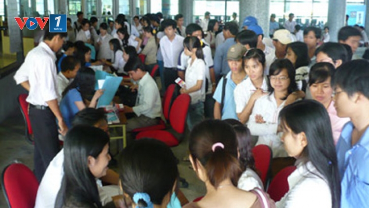Bộ Lao động - Thương binh và Xã hội dự báo, năm nay, số lượng người thất nghiệp có bằng cử nhân tăng hơn 200.000 người so với năm vừa qua (Thời sự trưa 9/1/2017)