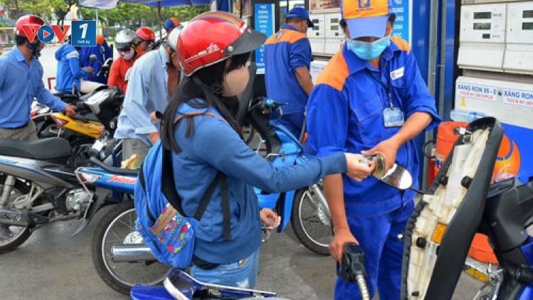 Tại lần điều chỉnh thứ hai trong năm nay, xăng trong nước được giữ nguyên giá bán, trong khi giá dầu được điều chỉnh tăng từ 200 đến 347 đồng một lít (Thời sự chiều 19/1/2017)