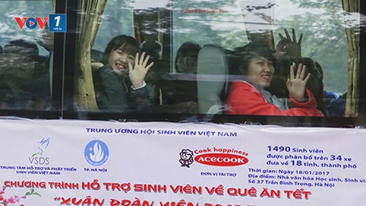 Gần 1.500 sinh viên Hà Nội được hỗ trợ xe miễn phí về quê ăn Tết thông qua Chương trình Tết Xuân Đoàn viên. (Thời sự chiều 18/01/2017)