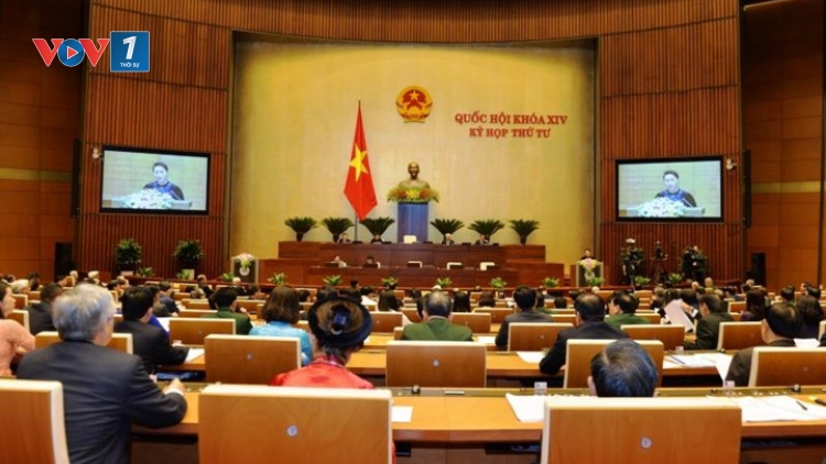 Kỳ họp thứ 4, Quốc hội khóa 14 khai mạc sáng nay thông qua nhiều nội dung quan trọng. Chủ tịch Quốc hội Nguyễn Thị Kim Ngân nêu 12 khó khăn thách thức của đất nước trong thời gian tới (Thời sự trưa 23/10/2017)