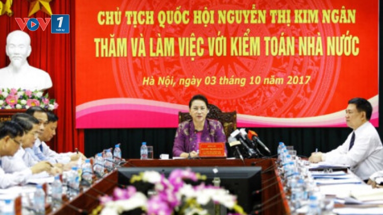 Làm việc với Kiểm toán Nhà nước, Chủ tịch Quốc hội Nguyễn Thị Kim Ngân yêu cầu, không để bất cứ ai có thể can thiệp vào kết luận của kiểm toán. (Thời sự trưa 03/10/2017)
