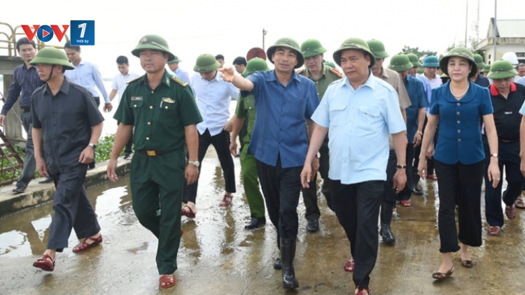 Trước diễn biến mưa lũ phức tạp, Thủ tướng Chính phủ Nguyễn Xuân Phúc đã hủy các cuộc làm việc tại Hải Phòng để thị sát và chỉ đạo ứng phó với ngập lụt, bảo vệ an toàn đê điều tại tỉnh Ninh Bình (Thời sự trưa 12/10/2017)