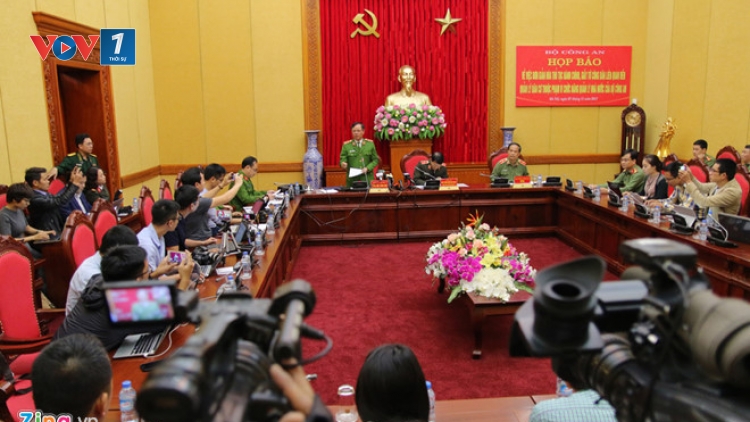 Bãi bỏ hình thức quản lý dân cư đăng ký thường trú bằng sổ hộ khẩu và thay thế bằng hình thức cập nhật thông tin trên Cơ sở dữ liệu quốc gia về dân cư (Thời sự trưa 07/11/2017)