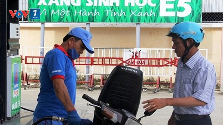 Từ hôm nay chính thức bán xăng sinh học E5 thay thế xăng Ron92 trên toàn quốc (Thời sự trưa 15/12/2017)
