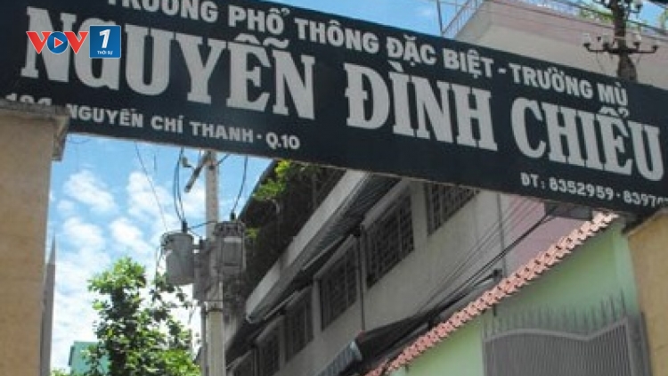 Người thầy giáo vượt qua bóng tối, thắp sáng cuộc đời mình và nhen nhóm hy vọng cho những người cùng cảnh ngộ (30/11/2017)