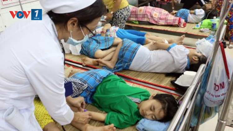 Hơn 100 học sinh của một trường tiểu học ở Vĩnh Long bị ngộ độc thực phẩm tập thể phải nhập viện cấp cứu (Thời sự đêm 10/2/2017)