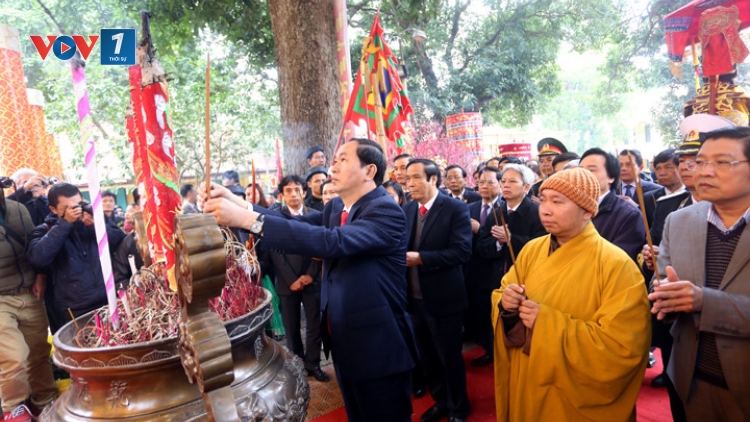 Chủ tịch nước Trần Đại Quang dự lễ dâng hương tại Khu di tích Hoàng thành Thăng Long (Thời sự trưa 05/02/2017)