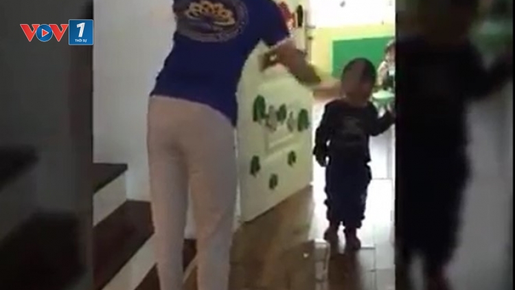 Phòng Giáo dục và Đào tạo quận Hai Bà Trưng, Hà Nội yêu cầu đình chỉ, không cho đứng lớp cô giáo có hành vi đánh và mắng trẻ phản giáo dục. (Thời sự đêm 05/02/2017)