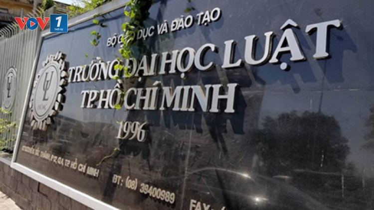 Trường Đại học Luật thành phố Hồ Chí Minh áp dụng hình thức kỷ luật cảnh cáo đối với sinh viên do mang giáo trình photo vào trường (Thời sự đêm 15/2/2017)
