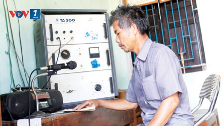 Câu chuyện về ông Hà Xuân Thùy ở bản Gà, xã Vân Sơn, huyện Sơn Động, Bắc Giang, người có niềm đam mê phát thanh, đã tự mua đài, sắm loa, thành lập đài Truyền thanh phục vụ bà con trong bản. (09/02/2017)