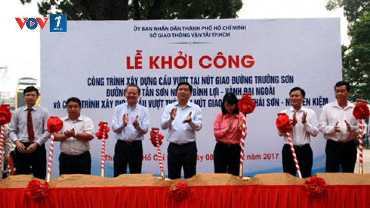 Thành phố Hồ Chí Minh khởi công hai công trình trọng điểm giảm kẹt xe cho sân bay Tân Sơn Nhất, dự kiến hai công trình này hoàn thành sau 4-6 tháng thi công (Thời sự trưa 08/02/2017)