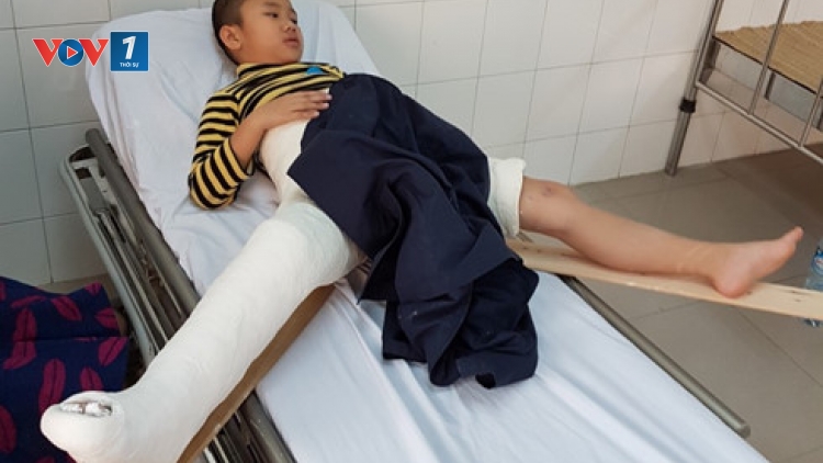 18 giáo viên Trường Tiểu học Nam Trung Yên ở Hà Nội vừa tố cáo Hiệu trưởng thông tin sai lệch về việc học sinh gãy chân trong sân trường (Thời sự trưa 19/2/2017)