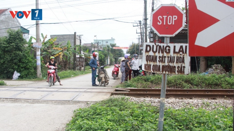 Lại xảy ra tai nạn đường sắt qua đường ngang dân sinh tại Đồng Nai khiến 2 thanh niên tử vong.(Thời sự đêm 24/02/2017)