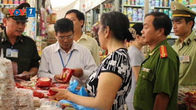 Tại Hội thảo đánh giá việc thực hiện chính sách, pháp luật về An toàn vệ sinh thực phẩm giai đoạn 2011- 2016, nhiều đại biểu đề nghị, phải thanh tra cả đội ngũ đi thanh tra an toàn thực phẩm (Thời sự đêm 6/3/2017)