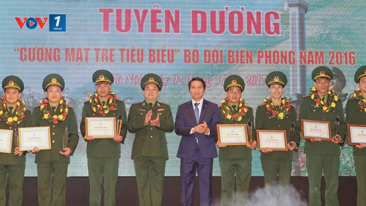 Đại úy Lê Kiếm Sơn, Đội phó Đội đặc nhiệm phòng chống ma túy, Bộ đội Biên phòng tỉnh Hà Tĩnh, một trong 10 gương mặt trẻ Việt Nam tiêu biểu năm 2016. (14/3/2017)