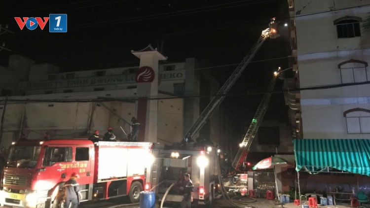 Cháy bùng phát trở lại tại khu vực tầng 5 Công ty Kwong Lung Meko Cần Thơ (Thời sự đêm 26/3/2017)