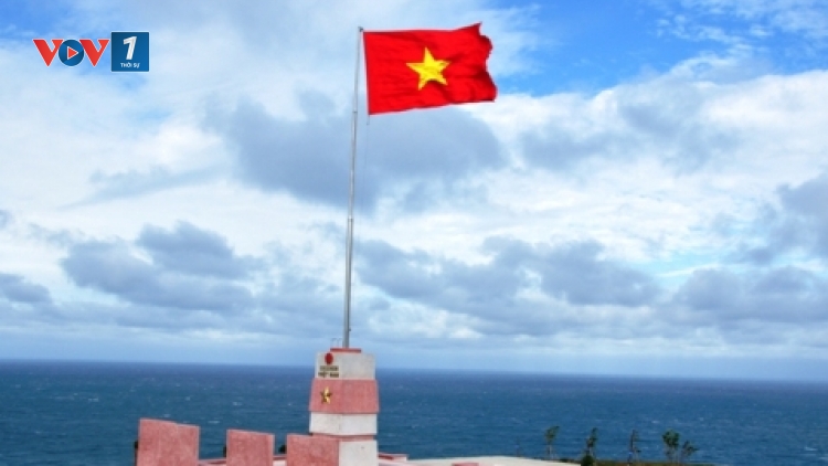 Thiêng liêng lá cờ Tổ quốc trên biển Đông (10/3/2017)