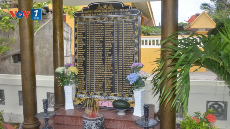 Bia tưởng niệm 64 liệt sĩ anh hùng trên đảo Sinh Tồn (12/3/2017)