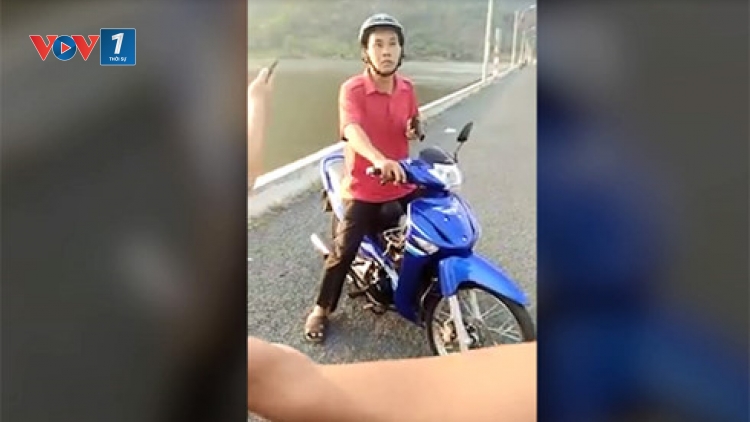 An Giang xác minh làm rõ việc Phó Trưởng phòng Nông nghiệp và Phát triển nông thôn dùng súng đồ chơi dọa người dân (Thời sự đêm 18/3/2017)